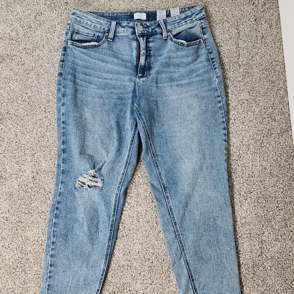 Time and Tru Women's Distressed Boyfriend Jeans Acid Wash Size 12 Stretch Denim
